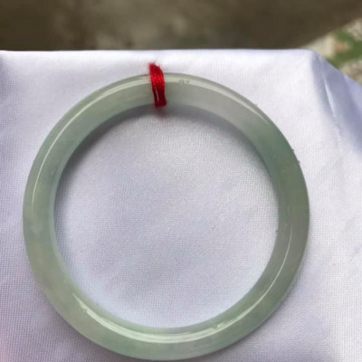 Vòng cẩm thạch tự nhiên Tr A 47mm x 6,8mm Vòng màu Trắng Bóng Xanh Da trời nhẹ đều cả vòng thiệt là đẹp ạ Nữ tay nhỏ 40kg - 47kg ạ