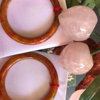 CHIẾC VÒNG TAY ĐÁ CẨM THẠCH TỨ QUÝ SIZE 49MM MỚI MÀU CAM BÔNG VÀNG ĐỎ CHANH ĐẬM BÓNG ĐẸP XINH LẠ LẮM NỮ MỆNH THỔ HOẢ KIM 45kg đến 52kg Đeo ạ