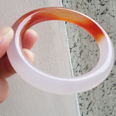 Vòng tay đá mã não Đỏ đậm Trắng Ni 56mm x cọng to 10mm Màu đỏ đậm trắng bóng 1 bên đẹp ạ Nữ 55kg - 63kg đeo xinh tay đẹp ạ