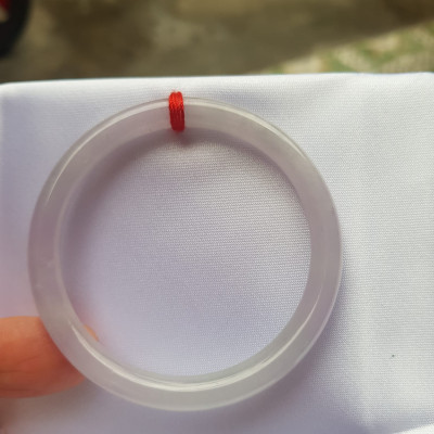 Vòng cẩm thạch Trắng Tím A 48mm x cọng mỏng nhỏ 6mm Màu trắng tím nhẹ 2 bên Nữ mệnh kim thủy tay nhỏ 35kg - 48kg đeo ạ