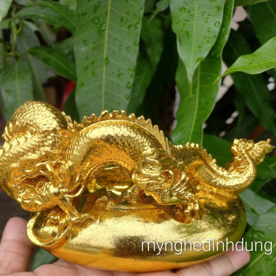 Gạt tàn rồng phong thủy bằng gỗ bách xanh thơm nức và được sơn pu dát vàng cao cấp kt 15×10×9cm