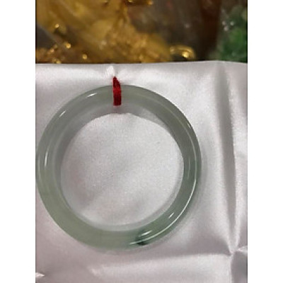Vòng cẩm thạch tự nhiên TR LÝ A 47mm x 6,9 Màu Trắng Bóng điểm vân xanh lý thiệt là đẹp Nữ tay nhỏ 40kg - 47kg ạ