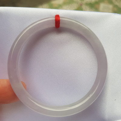 Vòng cẩm thạch Trắng Tím A 48mm x cọng mỏng nhỏ 6mm Màu trắng tím nhẹ 2 bên Nữ mệnh kim thủy tay nhỏ 35kg - 48kg đeo ạ