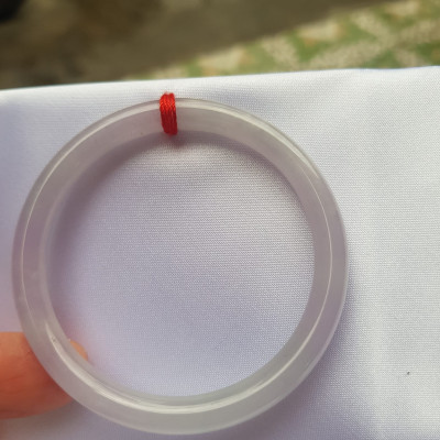 Vòng cẩm thạch Trắng Tím A 48mm x cọng mỏng nhỏ 6mm Màu trắng tím nhẹ 2 bên Nữ mệnh kim thủy tay nhỏ 35kg - 48kg đeo ạ