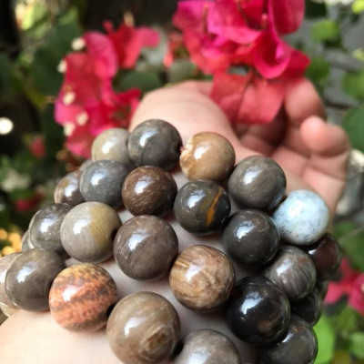 Vòng Gỗ Hóa Thạch Màu Vân Tự Nhiên Bóng Đẹp Nam Đeo size 13mm Màu Trắng Nâu Sáng Bóng Vàng Nhẹ Nam đeo vào tay đẹp sang tốt rẻ nữa ạ