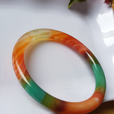 Vòng tay đá mã não tứ quý mới đỏ cam xanh dương xanh lá cam trắng vân sọc xéo xéo rất đẹp Vòng Ni 59mm x cọng 7,8mm Nữ 58kg - 70kg đeo Món quà tặng nữ ý nghĩa ạ