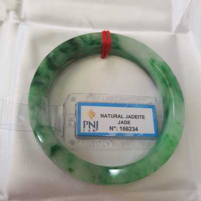 Vòng Tay Đá Ngọc Cẩm Thạch tự nhiên Bản Vuông 50mm Vòng đã kiểm định có giấy chứng nhận P No 166234 Natural Jadeite Nữ cân nặng 50kg - 55kg đeo Sang Tay Đẹp lắm luôn ạ