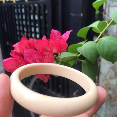 VÒNG TAY NỮ ĐEO MÀU TRẮNG GIẢ NGÀ HAY GỌI LÀ XƯƠNG MỸ NGHỆ SIZE 52MM x Bản Cao 12mm x Dầy 6,5mm NỮ NẶNG 50KG TRỞ XUỐNG ĐEO Ạ