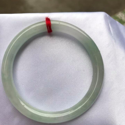 Vòng cẩm thạch tự nhiên Tr A 47mm x 6,8mm Vòng màu Trắng Bóng Xanh Da trời nhẹ đều cả vòng thiệt là đẹp ạ Nữ tay nhỏ 40kg - 47kg ạ