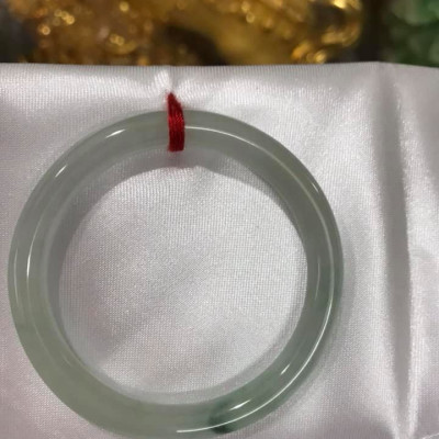 Vòng cẩm thạch tự nhiên TR LÝ A 47mm x 6,9 Màu Trắng Bóng điểm vân xanh lý thiệt là đẹp Nữ tay nhỏ 40kg - 47kg ạ