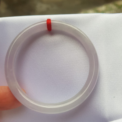 Vòng cẩm thạch Trắng Tím A 48mm x cọng mỏng nhỏ 6mm Màu trắng tím nhẹ 2 bên Nữ mệnh kim thủy tay nhỏ 35kg - 48kg đeo ạ