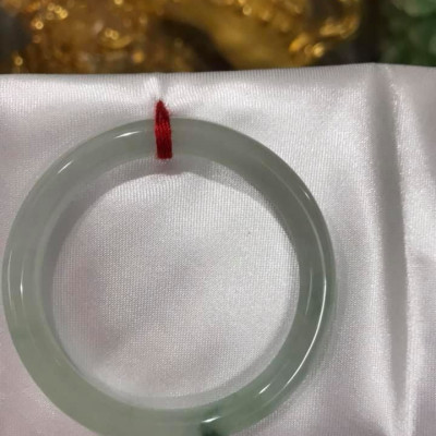 Vòng cẩm thạch tự nhiên TR LÝ A 47mm x 6,9 Màu Trắng Bóng điểm vân xanh lý thiệt là đẹp Nữ tay nhỏ 40kg - 47kg ạ