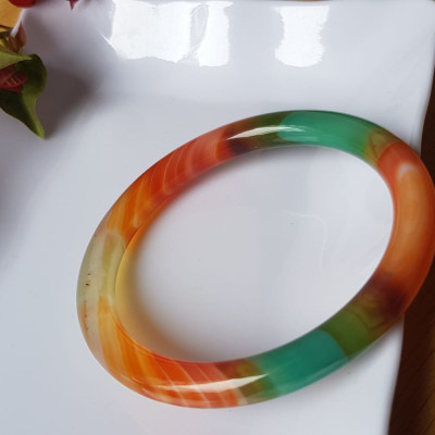Vòng tay đá mã não tứ quý mới đỏ cam xanh dương xanh lá cam trắng vân sọc xéo xéo rất đẹp Vòng Ni 59mm x cọng 7,8mm Nữ 58kg - 70kg đeo Món quà tặng nữ ý nghĩa ạ