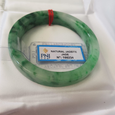 Vòng Tay Đá Ngọc Cẩm Thạch tự nhiên Bản Vuông 50mm Vòng đã kiểm định có giấy chứng nhận P No 166234 Natural Jadeite Nữ cân nặng 50kg - 55kg đeo Sang Tay Đẹp lắm luôn ạ