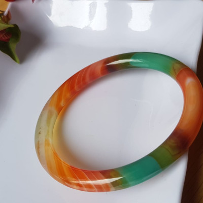 Vòng tay đá mã não tứ quý mới đỏ cam xanh dương xanh lá cam trắng vân sọc xéo xéo rất đẹp Vòng Ni 59mm x cọng 7,8mm Nữ 58kg - 70kg đeo Món quà tặng nữ ý nghĩa ạ