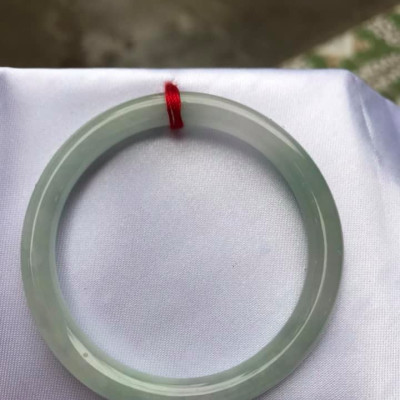Vòng cẩm thạch tự nhiên Tr A 47mm x 6,8mm Vòng màu Trắng Bóng Xanh Da trời nhẹ đều cả vòng thiệt là đẹp ạ Nữ tay nhỏ 40kg - 47kg ạ