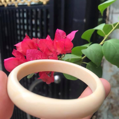 VÒNG TAY NỮ ĐEO MÀU TRẮNG GIẢ NGÀ HAY GỌI LÀ XƯƠNG MỸ NGHỆ SIZE 52MM x Bản Cao 12mm x Dầy 6,5mm NỮ NẶNG 50KG TRỞ XUỐNG ĐEO Ạ