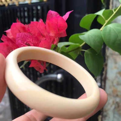 VÒNG TAY NỮ ĐEO MÀU TRẮNG GIẢ NGÀ HAY GỌI LÀ XƯƠNG MỸ NGHỆ SIZE 52MM x Bản Cao 12mm x Dầy 6,5mm NỮ NẶNG 50KG TRỞ XUỐNG ĐEO Ạ