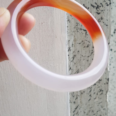 Vòng tay đá mã não Đỏ đậm Trắng Ni 56mm x cọng to 10mm Màu đỏ đậm trắng bóng 1 bên đẹp ạ Nữ 55kg - 63kg đeo xinh tay đẹp ạ