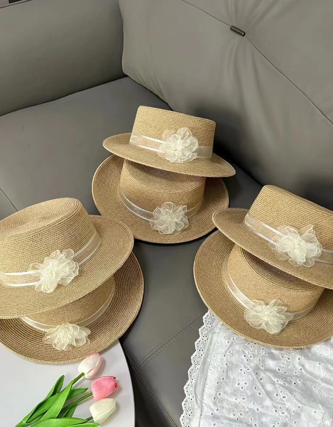Nón đi biển mũ rộng vành phớt cao bồi cho nữ đai trắng gắn hoa xinh chất liệu cói chống nắng thoáng mát thời trang Hàn Quốc dona240707