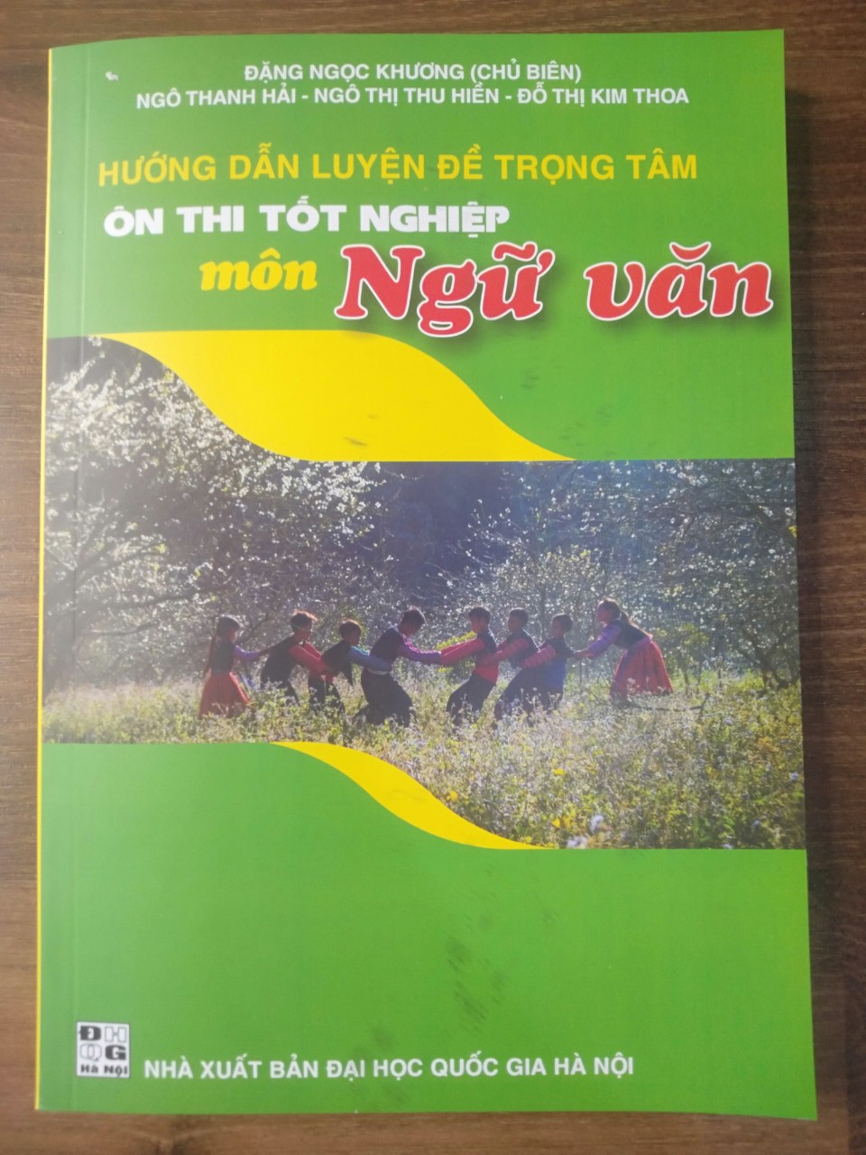 Sách - hướng dẫn luyện đề trọng tâm ôn thi tốt nghiệp môn ngữ văn